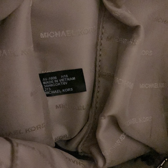 Michael Kors purse w/ wallet - Picture 8 of 8